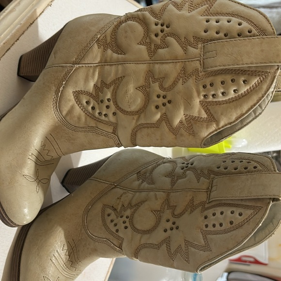 Size 6 cowboy boots. - Picture 2 of 2